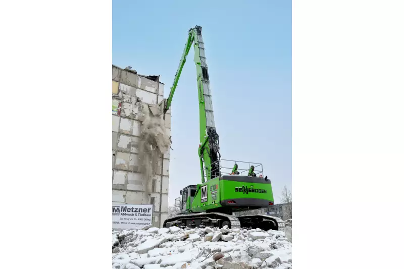 Mit der Abbruchschere wurden die Stahlbetonplatten und andere Mauerwerksanteile auf innerstädtischer Baustelle abgetragen
