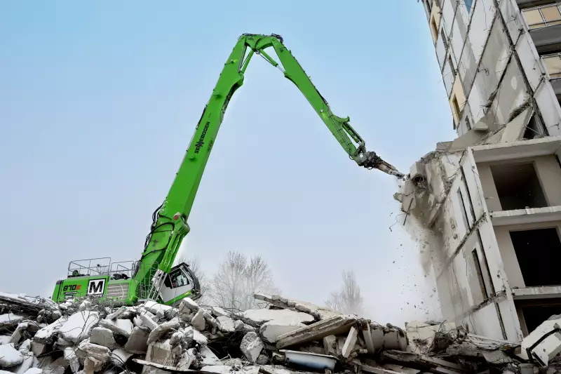 Der 117 Tonnen Abbruchbagger von SENNEBOGEN hat eine Reichhöhe von bis zu 36 m.