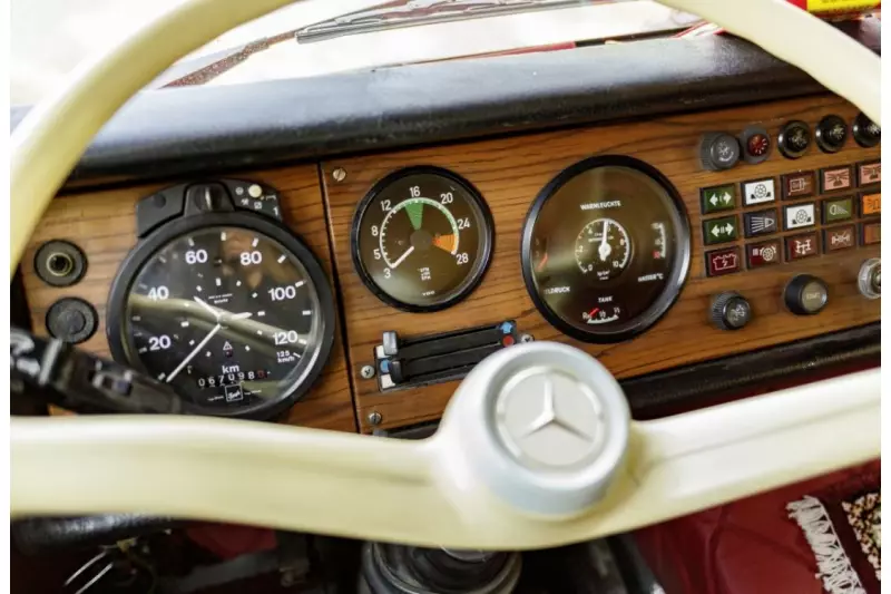 Das Cockpit dieses Mercedes-Benz LPK 1626 aus dem Jahr 1972 hat aufgrund diverser Umbauten bereits Bauarbeitern, Feuerwehrleuten und Fernfahrer als Arbeitsplatz gedient, davon zeugen unter anderem das weiße Lenkrad und die zahlreichen Schalter, Leuchten und Anzeigen.