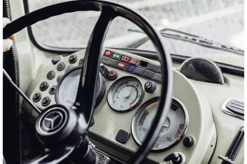Cockpit eines Mercedes-Benz 1924 aus dem Jahr 1972. Von diesem Arbeitsplatz aus überwachte der Fahrer die Arbeit des unverwüstlichen „Afrika-Motors“ OM 355 unter der kurzen Haube.