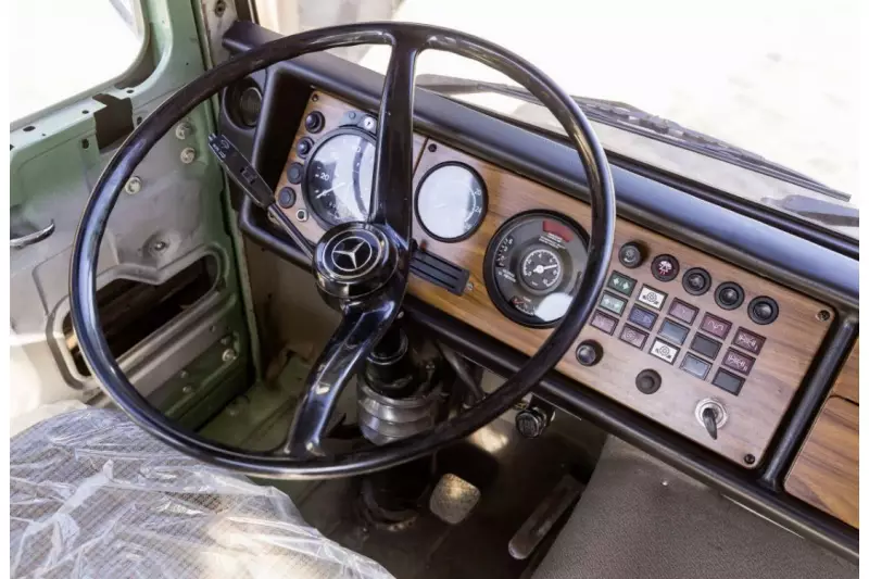 Im kubischen Fahrerhaus eines Mercedes-Benz LPS 2226 6x4 V8, Baujahr 1972, wartet ein übersichtlich gestaltetes Cockpit mit filigranem Lenkrad auf den Fahrer.