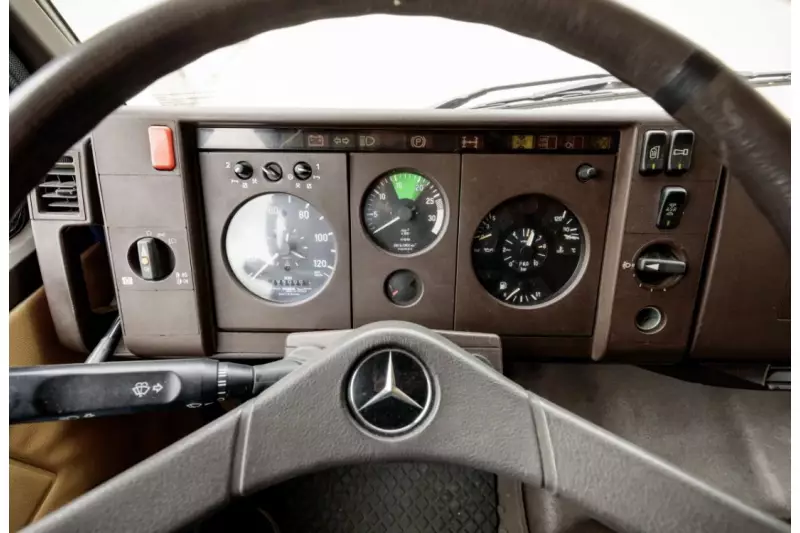 Volant und Instrumententafel eines Frontlenkers der sogenannten Leichten Klasse (LK). Dieser Atego-Vorläufer wurde von 1984 bis 1998 gebaut. Zu sehen ist der Fahrerarbeitsplatz einer Mercedes-Benz 1317 Sattelzugmaschine, Baujahr 1989.