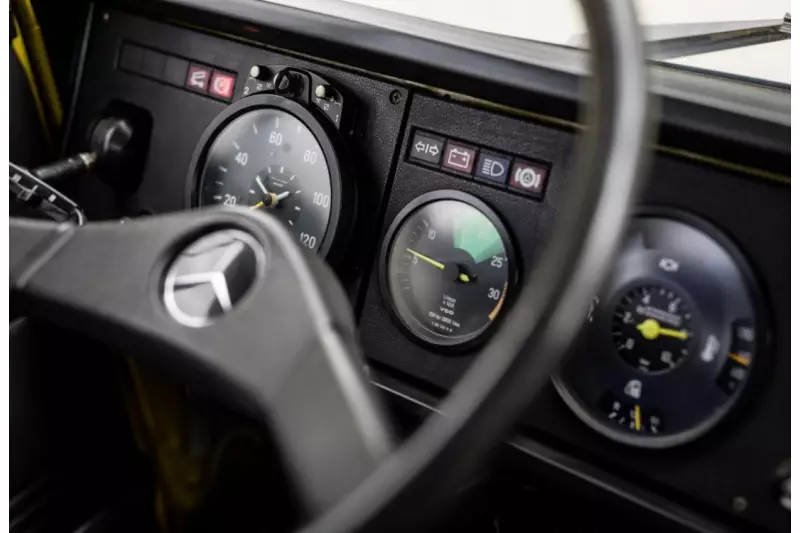 Einen für seine Zeit modernen Arbeitsplatz mit ergonomisch optimiertem Lenkrad und klarer Aufteilung von Schaltern und Anzeigen bietet dieser leichte Kipper Mercedes-Benz LPK 813 von 1985. 