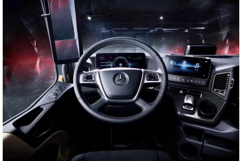 Einen nahezu voll digitalisierten Arbeitsplatz bietet das 2018 als Weltneuheit im Lkw vorgestellte Multimedia-Cockpit der mittlerweile fünften Generation des Mercedes-Benz Actros. Zwei hochauflösende Bildschirme ersetzen die klassische Instrumententafel. 