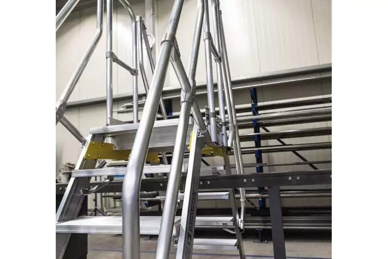 Handläufe und Geländer der Überstiege und Treppen aus Günzburg sorgen für Sicherheit beim Auf- und Abstieg.