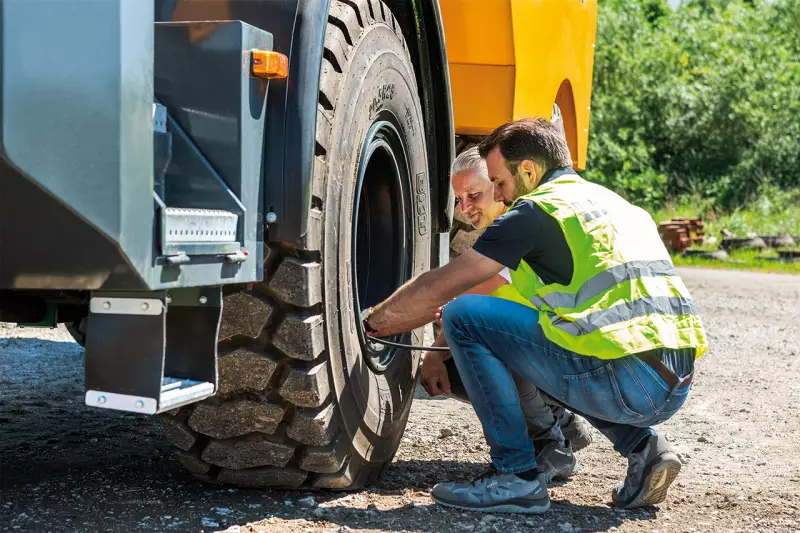 In Zusammenarbeit mit Bohnenkamp wurden Reifen der Marke BKT unter unterschiedlichen Bedingungen – trocken, nass, beladen und unbeladen – auf ihre Leistungsfähigkeit hin überprüft, wobei Arbeitssicherheit, Effizienz und Fahrkomfort im Fokus standen. Quelle: Bohnenkamp

