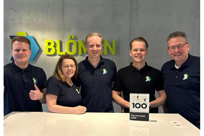 Geschäftsführer Benno Blömen (re.) freut sich mit den Teamleitenden über die Auszeichnung als Top-Innovator.
