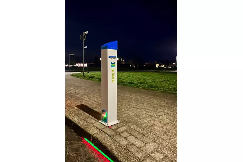 SafeXOne kombiniert Laser- und LED-Technik, um die Sicherheit an Zebrastreifen deutlich zu erhöhen. Insbesondere bei schlechten Sichtverhältnissen sorgt es für eine bessere Sichtbarkeit von Fußgängern und warnt Autofahrer frühzeitig. Das System unterstricht die Vorreiterrolle von Blömen VuS bei der Entwicklung und Implementierung zukunftsweisender Sicherheitslösungen.
