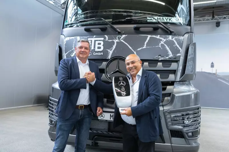 Mercedes-Benz Trucks hat der MTB GmbH aus Nordstemmen den ersten von drei exklusiven Arocs Extent übergeben – ein auf 100 Exemplare limitiertes Sondermodell, das robuste Bauweise, modernste Technik und markantes Design für den Baustelleneinsatz vereint.
