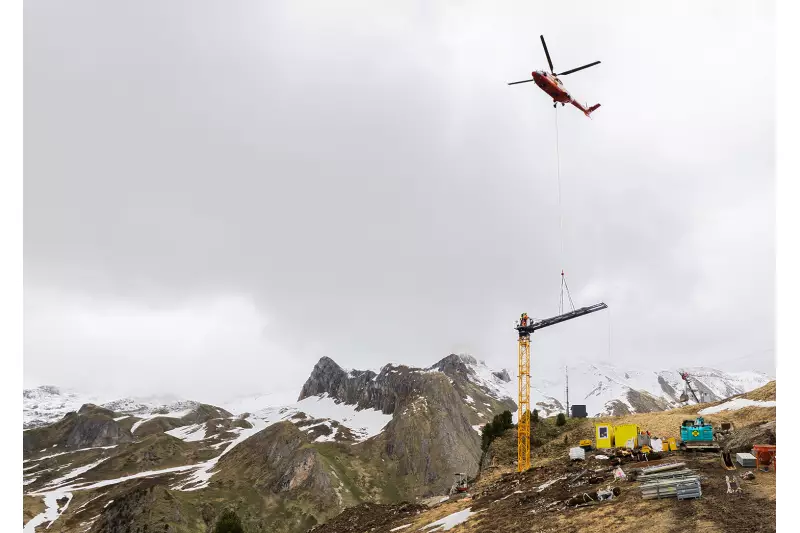 Enger Zeitplan und widrige Wetterbedingungen.
Innerhalb eines Tages montierte das Team von BKL den Obendreher gemäß Kundenwunsch und trotzte dabei Schneeregen und Flugpausen aufgrund dichten Nebels auf 2.300 Metern Höhe.