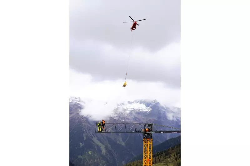Flugtauglicher BKL Kran bereit zum Einsatz.
Der TLS 60 14 von Sáez ist leicht genug für den Helikopter-Transport und konnte nach nur 15 Flügen von den BKL Kranmonteuren fertig montiert auf eine Hakenhöhe von rund 21 Metern und eine Ausladung von 25 Metern übergeben werden.