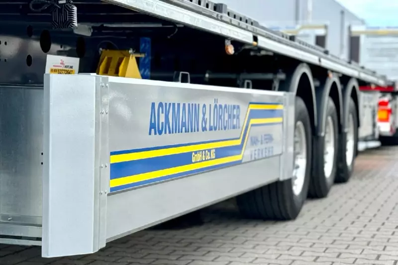 Die Kässbohrer SPS 3 Plateautrailer sind speziell für den sicheren Transport von Baumaterialien, Stückgut und Containern entwickelt worden und sollen durch optimierte Nutzlast, Langlebigkeit und Leistung überzeugen.