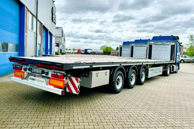 Die SPS 3-Plattformen bieten fortschrittliche Merkmale zur Ladungssicherheit und Flexibilität, einschließlich zahlreicher Rungentaschen und Containerverriegelungen, die den Transport verschiedener Containergrößen erleichtern.