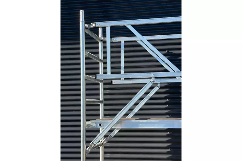 Das Panther XV Power Fahrgerüst wurde nach den Anforderungen der DIN EN 1004-1:2021 konzipiert. Es kombiniert hohe Sicherheitsstandards mit einem schnellen, praxisgerechten Aufbau.