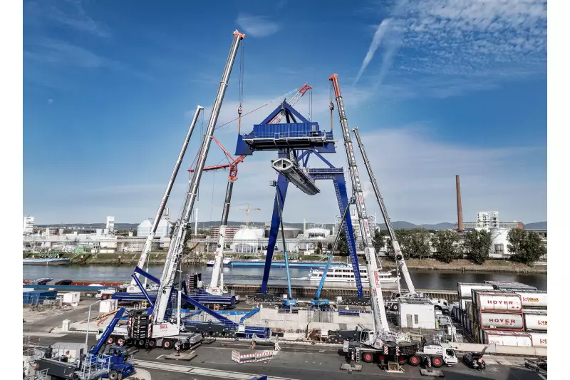 Clevere Krangestellung mit fünf Autokranen.
Das Team von BKL Frankfurt positionierte die Mobilkrane so, dass weder die Bauteile des Portalkrans ein Hindernis für die Hebearbeiten darstellten, noch die Autokrane den laufenden Terminalbetrieb beeinträchtigten.