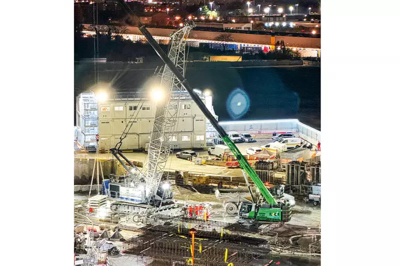Der Raupentelekran Sennebogen 673E unterstützt die Betonierarbeiten, die Vorbereitung der Bewehrungskörbe und verschiedene Verladearbeiten auf der Baustelle des Bahnhofs Les Grésillons in Gennevilliers. Quelle: Sennebogen
