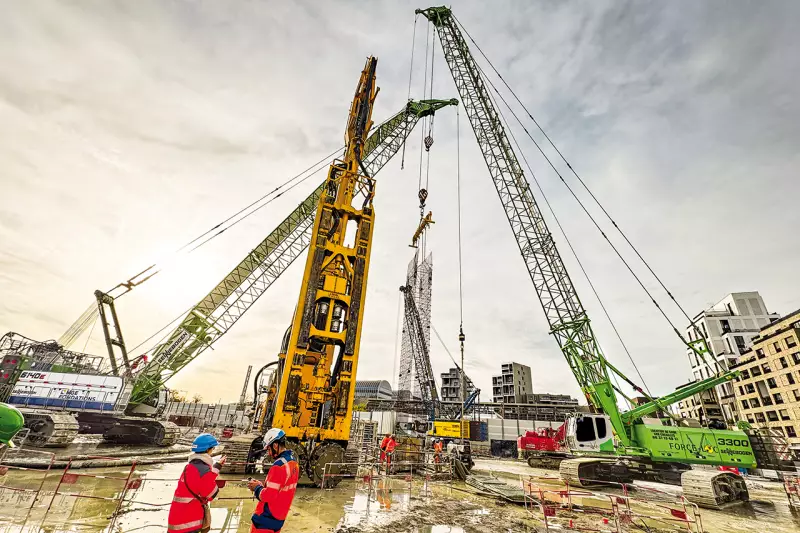 Der Raupenkran Sennebogen 3300 der Firma Force-Loc kümmert sich um die Montage der Bewehrungskörbe beim Servicebauwerk für die Tunnelbohrmaschine. Quelle: Sennebogen