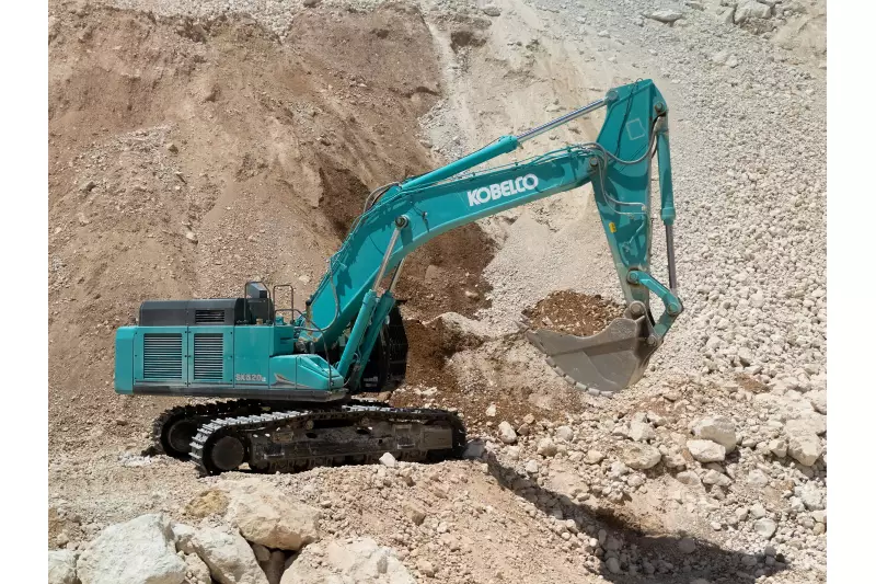 Der Kobelco SK520LC-11E als leistungsstarke Schlüsselmaschine im Steinbruch.