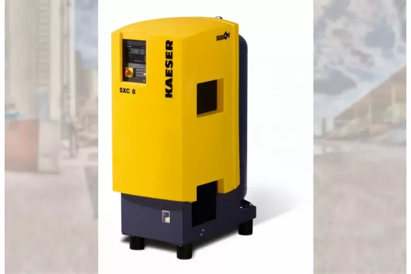 Die Druckluftstation „SXC“ vereint Schraubenkompressor, Kältetrockner und 215-l-Druckluftbehälter auf sehr kleiner Stellfläche. Mit einem Schallpegel von maximal 69 dB (A) ist sie zudem ausgesprochen leise.