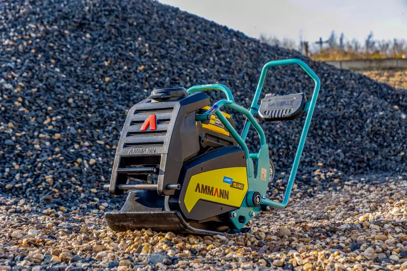 Die eAPF 15/40 von Ammann mit DeWalt Powershift Akku und Motor.