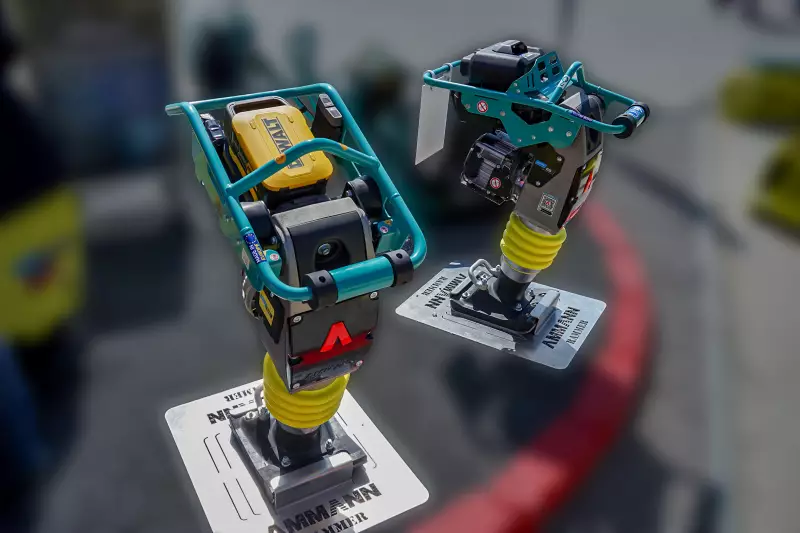 Der emissionsfreie Stampfer eATR 68 – die bauma-Neuheit – mit dem kompakten DeWalt Powershift (v.) oder dem gewohnten eMotor von Honda.