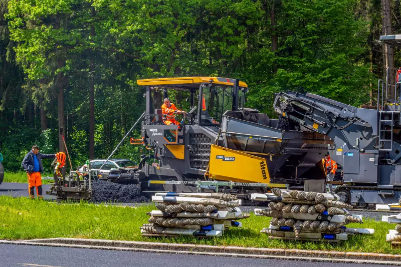 Der Ammann ABG 8820 Fertiger mit patentierter Doppelstampferbohle ist ideal für den Einbau von Niedrigtemperaturasphalt wie hier bei der Sanierung der B16.
