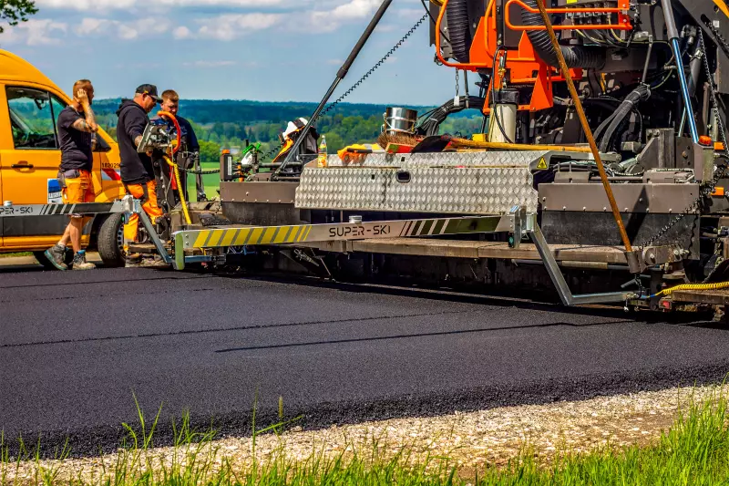 Das Super-Ski-System nivelliert die Bohle und sorgt für einen gleichmäßigen Asphalteinbau.