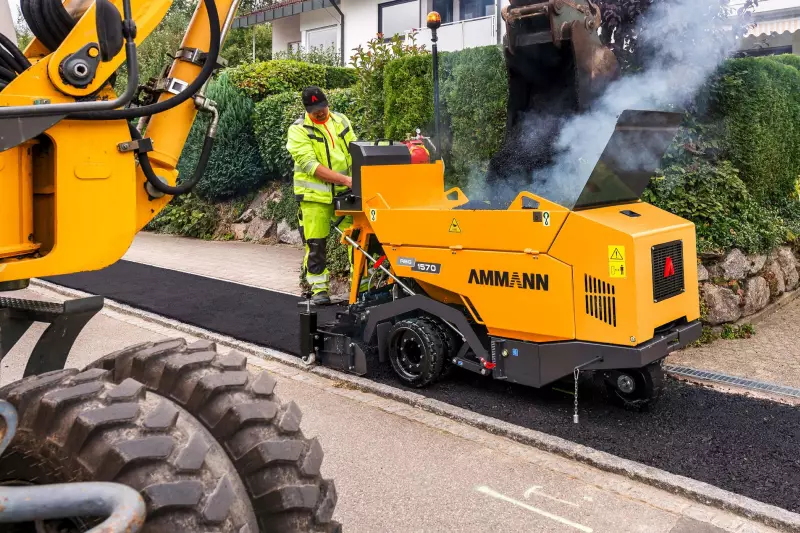 Der Minifertiger ABG 1570 hat Einbaubreiten von 0,95 m bis 1,65 m. Er ist ebenso geeignet für schmale Wege wie für kleinere Straßenabschnitte. 