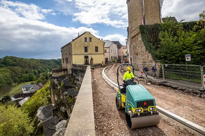 Die vollelektrische Tandemwalze eARX 26-2 verdichtet emissionsfrei und geräuscharm.
