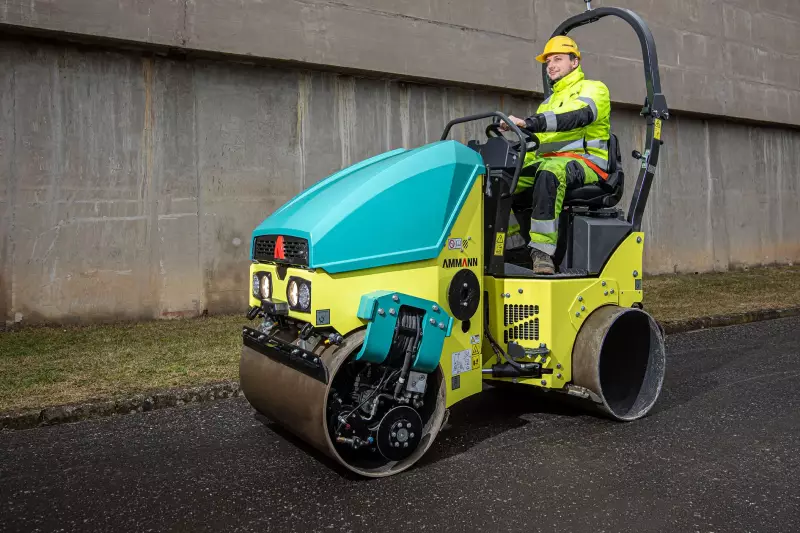 Die eARX 26-2 ist so leistungsstark wie die Schwesterwalze mit Verbrennermotor: Der Akku garantiert eine Laufzeit von bis zu acht Stunden
