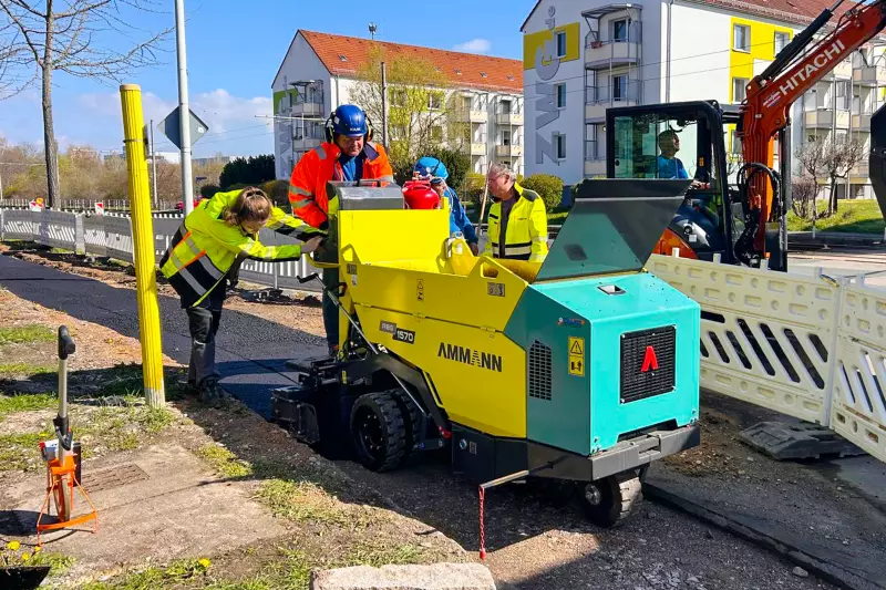 Mit einer minimalen Einbaubreite von 250 mm (mit Reduzierblechen) fühlt sich der Minifertiger Ammann AGB 1570 auch auf den schmalsten Gehwegen wohl.
