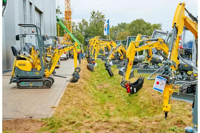 28 Bagger und Radlader von Kramer Allrad und Wacker Neuson konnten begutachtet werden.