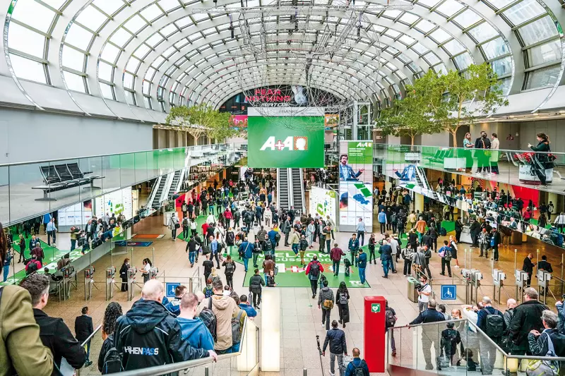 Ergonomie, Künstliche Intelligenz und New Work standen im Fokus der A+A 2025, die mit einem Besucher- und Ausstellerplus ihre Stellung als führende Messe für Arbeitsschutz und Arbeitssicherheit weiter ausbaut. Quelle: Messe Düsseldorf/ctillmann
