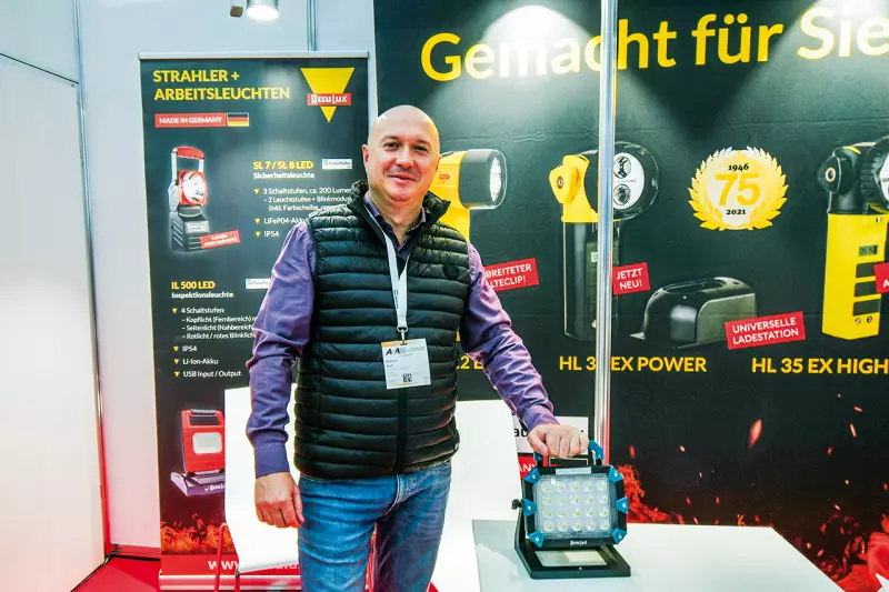 AccuLux, der Pionier und Spezialist für ladbares Licht auch für explosionsgeschützte Bereiche, präsentierte als Neuheit den FL 10.000 LED-Arbeitsstrahler. Der Clou des 10.000 Lumen starken Lichtspenders ist sein Akkusystem, das kompatibel ist zu Makita und mit Adapter auch zu Bosch und Milwaukee, wie uns Andreas Stoll mitteilte. Quelle: Treffpunkt.Bau
