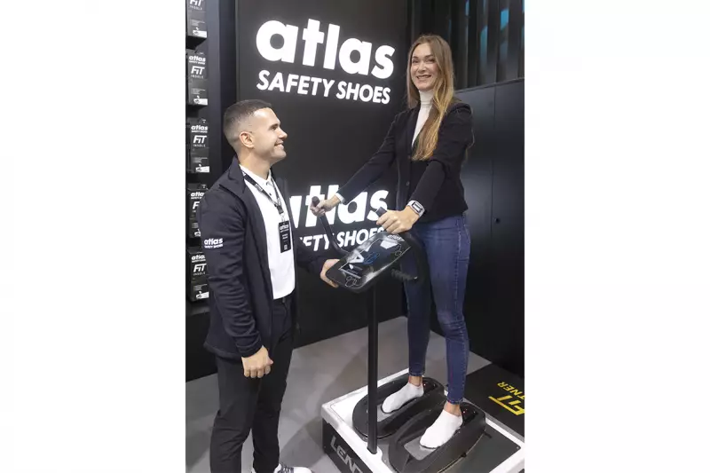 In nur 4 Minuten zur maßgeschneiderten Einlegesohle mit Fit Insole von Atlas. Auf dem Flowmould-Gerät wird der Kern der Sohle erhitzt, an das persönliche Fußgewölbe angepasst und sofort wieder abgekühlt. Quelle: Messe Düsseldorf/ctillmann