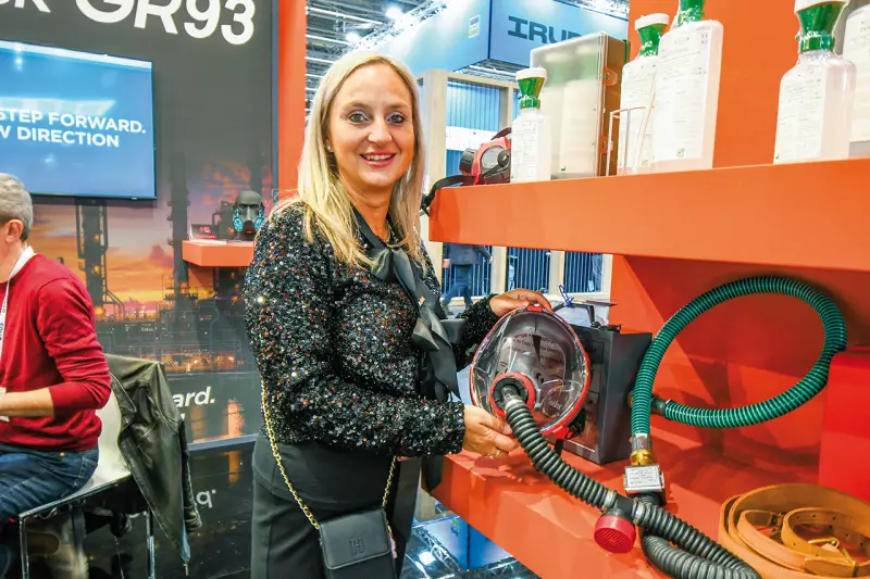 Das Frischluft-Schlauchgerät 6500 von Ekastu Safety versorgt den Anwender mit atembarer Luft, die aus einem sauberen Bereich kommt. Es kann als Saug- oder Gebläsegerät eingesetzt werden und überbrückt ca. 18 m bzw. 50 m (ohne/mit Gebläse), wie uns Verwaltungsrätin und Geschäftsführerin Marina Mlinaric erläuterte. Quelle: Treffpunkt.Bau
