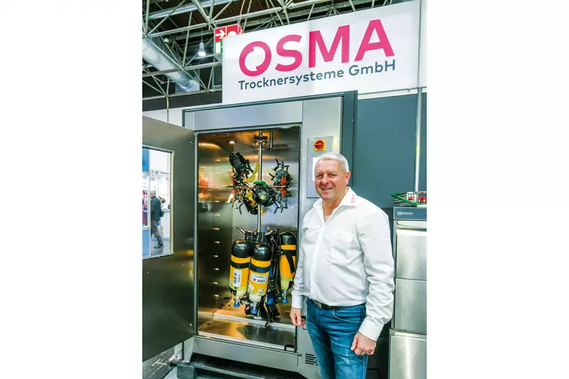 Ein Dreikämpfer an der Reinigungsfront ist der neue Talent von Osma Trocknersysteme. Er wäscht, desinfiziert und trocknet bis zu 38 Atemschutzmasken in einem Durchgang innerhalb von etwa 3 Stunden. Und auch die Druckluftflaschen passen rein, wie Geschäftsführer Stefan Fercher demonstrierte. Quelle: Treffpunkt.Bau
