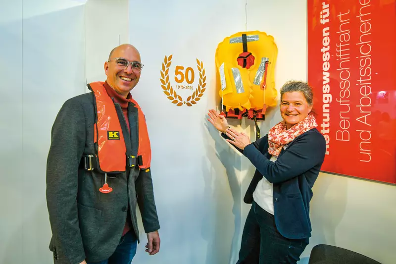 Wer nicht sprichwörtlich, sondern tatsächlich nah am Wasser baut, muss eine persönliche Schutzausrüstungen gegen Ertrinken tragen. Seit 50 Jahren produziert Kadematic Rettungswesten. Über Qualität „Made in Germany“ und die zugehörigen Serviceleistungen sprachen wir mit Geschäftsführerin Silke Breig und Leif Kreppel-Kärgel. Quelle: Treffpunkt.Bau
