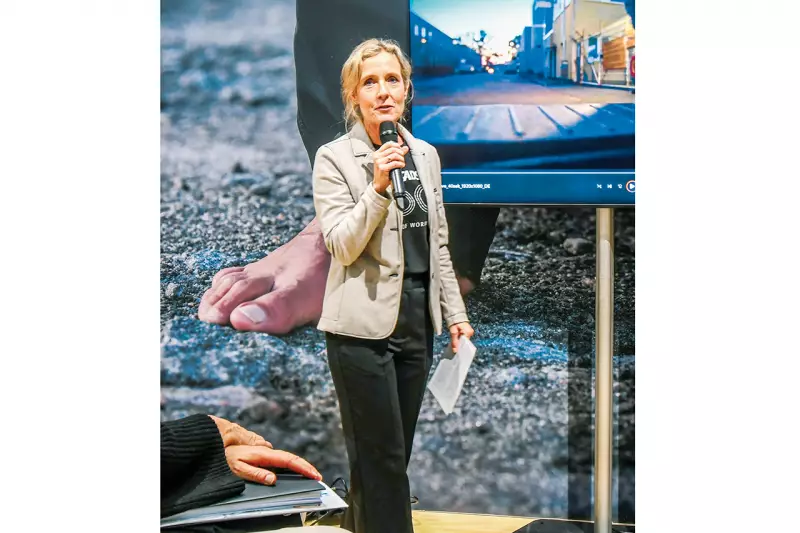 Vor 100 Jahren begann Fristads mit der Herstellung von Arbeitsbekleidung. Bis heute klaffte ein Lücke im Sortiment des schwedischen Workwear-Herstellers. Ein Hinweis auf das „Missing Piece“ blitzt im Foto links von CEO Petra Öberg Gustafsson auf, die die neue Arbeitsschuh-Kollektion den Fachjournalisten auf der A+A vorstellte. Quelle: Treffpunkt.Bau
