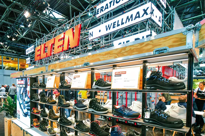 Willkommen in der Produktwelt von „Wellmaxx“. Die bewährte Dämpfungstechnologie setzte der deutsche Sicherheitsschuh-Hersteller Elten gleich dreifach neu in Szene. In drei Produktserien zeigte das Unternehmen, wie vielseitig der stark rückdämpfende Partikelschaum Infinergy von BASF eingesetzt werden kann. Quelle: Treffpunkt.Bau
