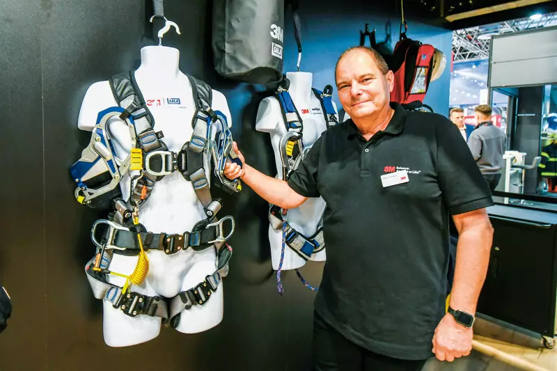 Sicher und zugleich wohlfühlen bei Arbeiten in der Höhe sollen sich die Träger der DBI-Sala ExoFit Auffanggurte XE50, XE100 und XE200 von 3M. Markantes Kennzeichen ist der X-förmig verlaufende Brustgurt mit zentraler D-Ring Auffangöse für eine optimierte Position am Körper, wie uns Rainer Luckau erläuterte. Quelle: Treffpunkt.Bau
