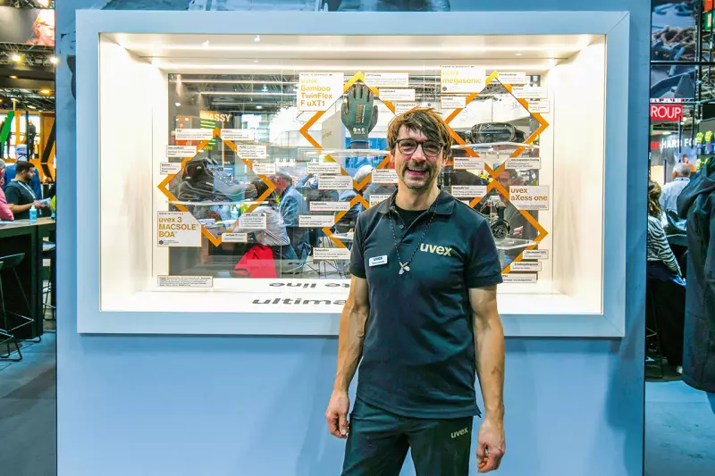 Seine 100-jährige Entwicklungs- und Design-Expertise feiert uvex mit einer Highlight-Kollektion, die uns Tobias Hawelka präsentierte. Eines dieser herausragenden Produkte der uvex ultimate line ist der Schutzhandschuh Bamboo TwinFlex F uXT1, dessen weltweit exklusives Material für ein unvergleichliches Tragegefühl sorgen soll. Quelle: Treffpunkt.Bau
