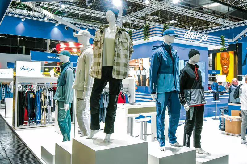 Daiber präsentierte hochwertige und individualisierbare Arbeits- und Unternehmensbekleidung. Bei den Workwear-Kollektionen liegt der Fokus auf der Langlebigkeit und Pflegeleichtigkeit der Textilien. Die Veredelungs-Kompetenz durch Transfer-Motive oder Stick-Embleme demonstrierte das Messeteam am Stand. Quelle: Treffpunkt.Bau

