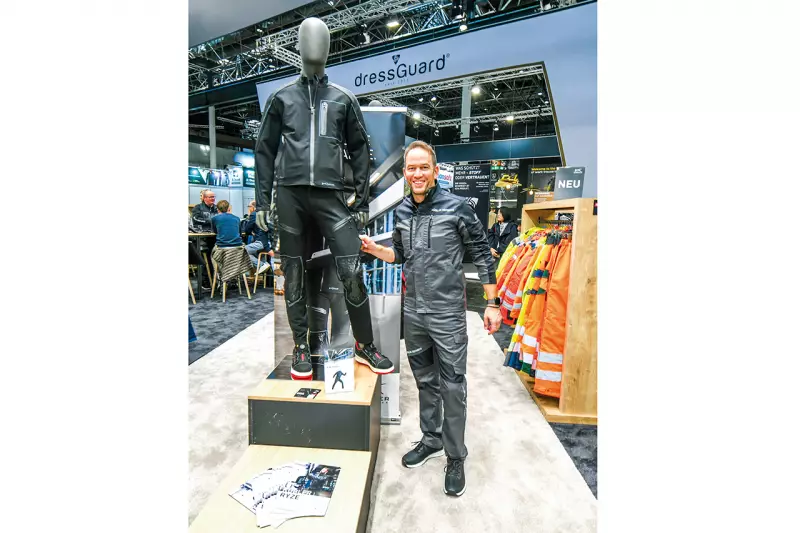 Reforce heißt die neue Workwear-Kollektion von Kübler, die Funktionalität und Nachhaltigkeit mit stringentem, dynamischem Design kombiniert. Als Nachhaltigkeitsfaktor spielt Langlebigkeit bei Kübler eine zentrale Rolle, wie uns Daniel Pusch mitteilte. So hält Reforce selbst härtesten industriellen Waschroutinen stand. Quelle: Treffpunkt.Bau
