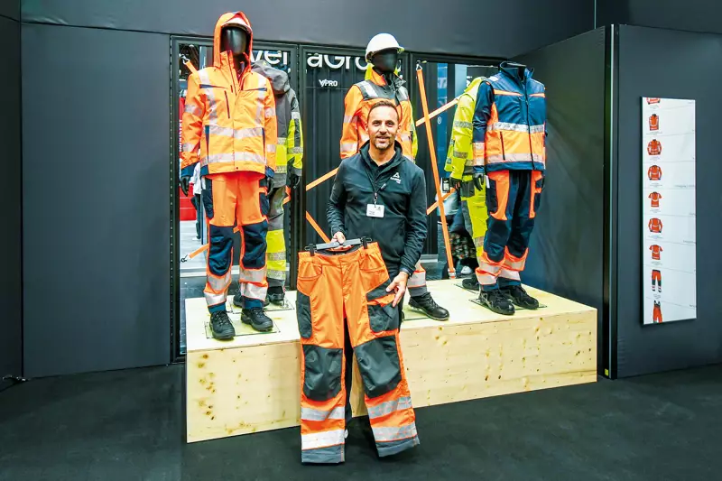 Schlag auf Schlag baut Schöffel Pro sein Workwear-Produktportfolio aus. Marketingleiter Tobias Walter präsentierte uns die neue Warnschutz-Kollektion, die auf der A+A Premiere feierte. Die Modelle bieten höchsten Tragekomfort, lange Haltbarkeit und sind alle mit den dehnbaren Pro ReFlex Reflexstreifen ausgestattet. Quelle: Treffpunkt.Bau
