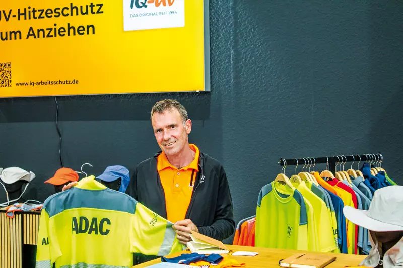 Auch die „Gelben Engel“ vertrauen auf den Schutz von IQ-UV. Seit 1994 entwickelt das Unternehmen funktionelle Kleidung und hat es sich zum Ziel gesetzt, den bestmöglichen Schutz vor Hautkrebs, Hautkrankheiten und vorzeitiger Hautalterung anzubieten. Markus Courtial, Gründer der IQ Company, informierte uns über die Neuheiten. Quelle: Treffpunkt.Bau
