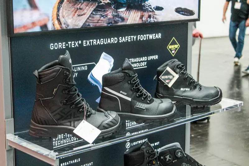 Gore-Tex präsentierte seine neuesten Entwicklungen wie die Extraguard Obermaterialtechnologie, die erstmals die Robustheit traditioneller Materialien mit der Leichtigkeit und Flexibilität von Textilien kombiniert. Extraguard-Schuhe sind dauerhaft wasserdicht, extrem robust und trocknen schneller als Leder. Quelle: Treffpunkt.Bau