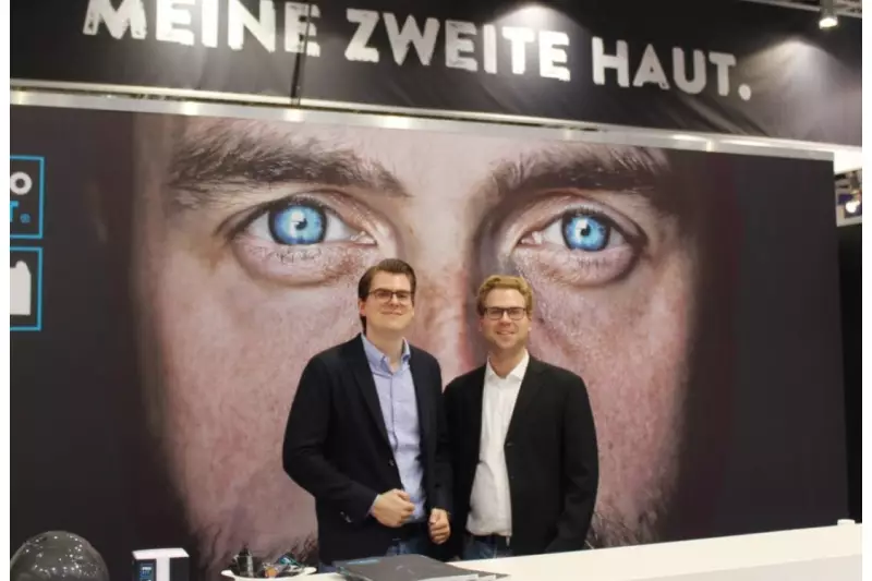 Nils und Thilo Fitzner, Geschäftsführer von Fitzner Arbeitsschutz, präsentierten unter anderem„bärenstarke“ Schutzhandschuhe aus der neuen Pro-Fit-Serie.
