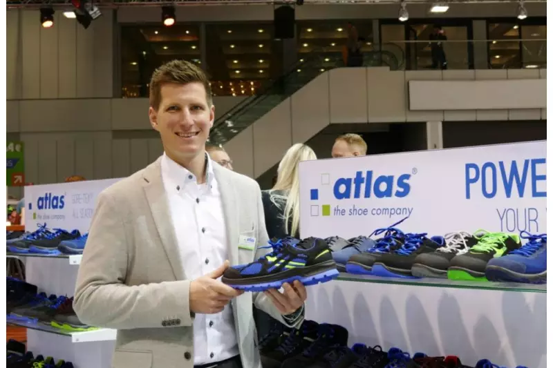 Maximilian Finke, Leiter Marketing bei Atlas, mit dem neuen Flash 4000. Ein Sicherheitsschuh, speziell entwickelt für Langstrecken z. B. in der Logistik.