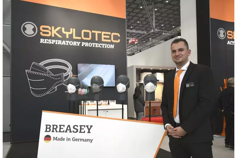Skylotec steigt in den Masken-Massenmarkt ein. Über die Vorteile von Atemschutz „Made in Germany“ informierte uns Sales Project Manager Norman Kaden. Quelle: Treffpunkt.Bau